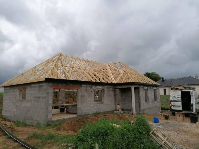 Pose de charpente industrielle en fermettes et habillage de porche en PVC sur un pavillon neuf, chantier proche Goderville (76110)